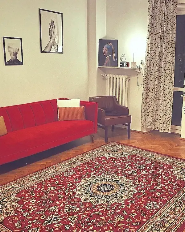 Poczekalnia z czerwoną sofą.